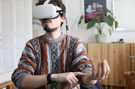 Wearable Haptics and Hand Interactions for VR with Simon Frübis (Haptics Club#9)